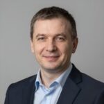 Портрет уверенного российского бизнесмена на нейтральном фоне для сайта юридической компании Альфинс Право