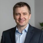 Портрет уверенного российского бизнесмена на нейтральном фоне для сайта юридической компании Альфинс Право