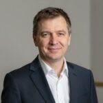 Портрет уверенного российского бизнесмена на нейтральном фоне для сайта юридической компании Альфинс Право
